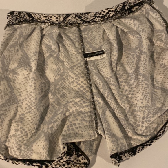 Abstract pattern Conceited Shorts - Picture 3 of 5